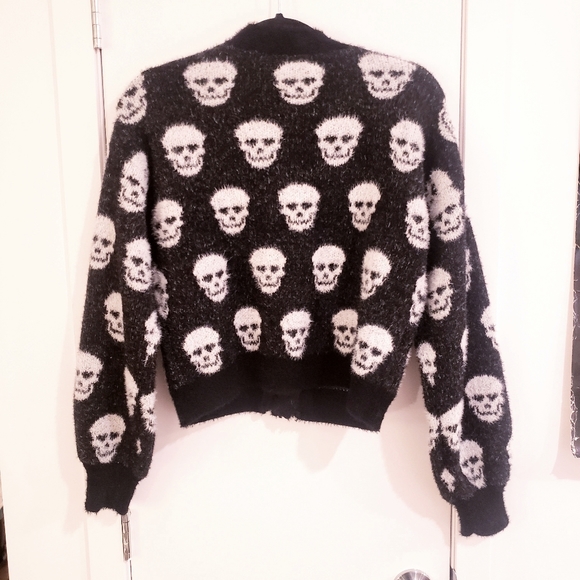 BRAND NEW with tag, super soft black and white skull cardigan. -M- - Picture 6 of 16